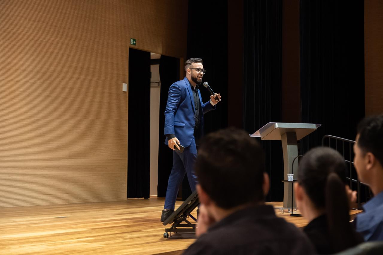 Altair Godoy palestrando em evento corporativo